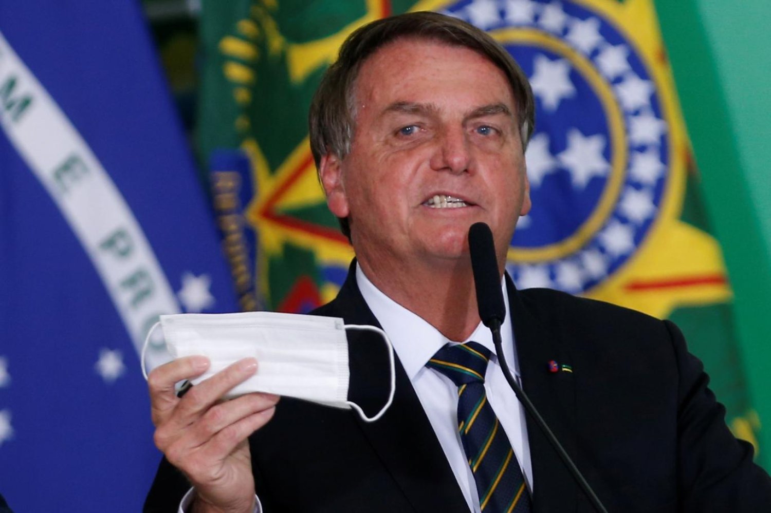 Brezilya Devlet Başkanı Jair Bolsonaro pazartesi günü, Kovid-19 ölümleriyle ilgili sorulardan sıkıldığını söylemişti (Reuters)