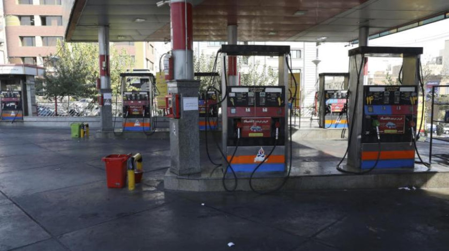 Tahran'da boş bir benzin istasyonu (AP)
