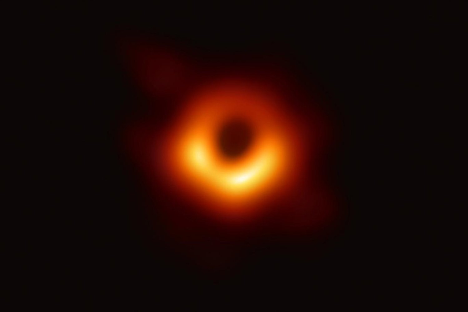 Messier 87 galaksisinin merkezindeki süper kütleli kara delik, 2019'da fotoğrafı çekilen ilk kara delik olmuştu (NASA)