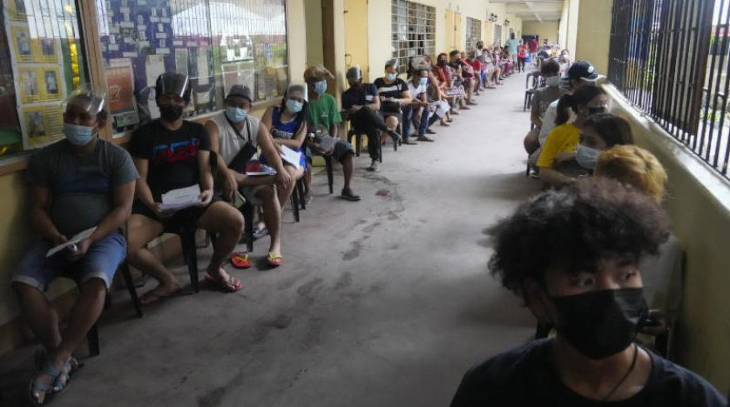 Filipinler halkı aşı olmayı bekliyor (AP)
