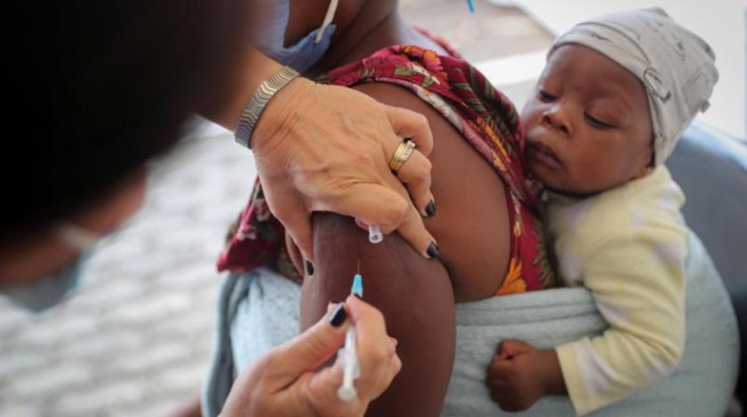 Johannesburg’da koronavirüs aşısı olan bir kadın (Reuters)