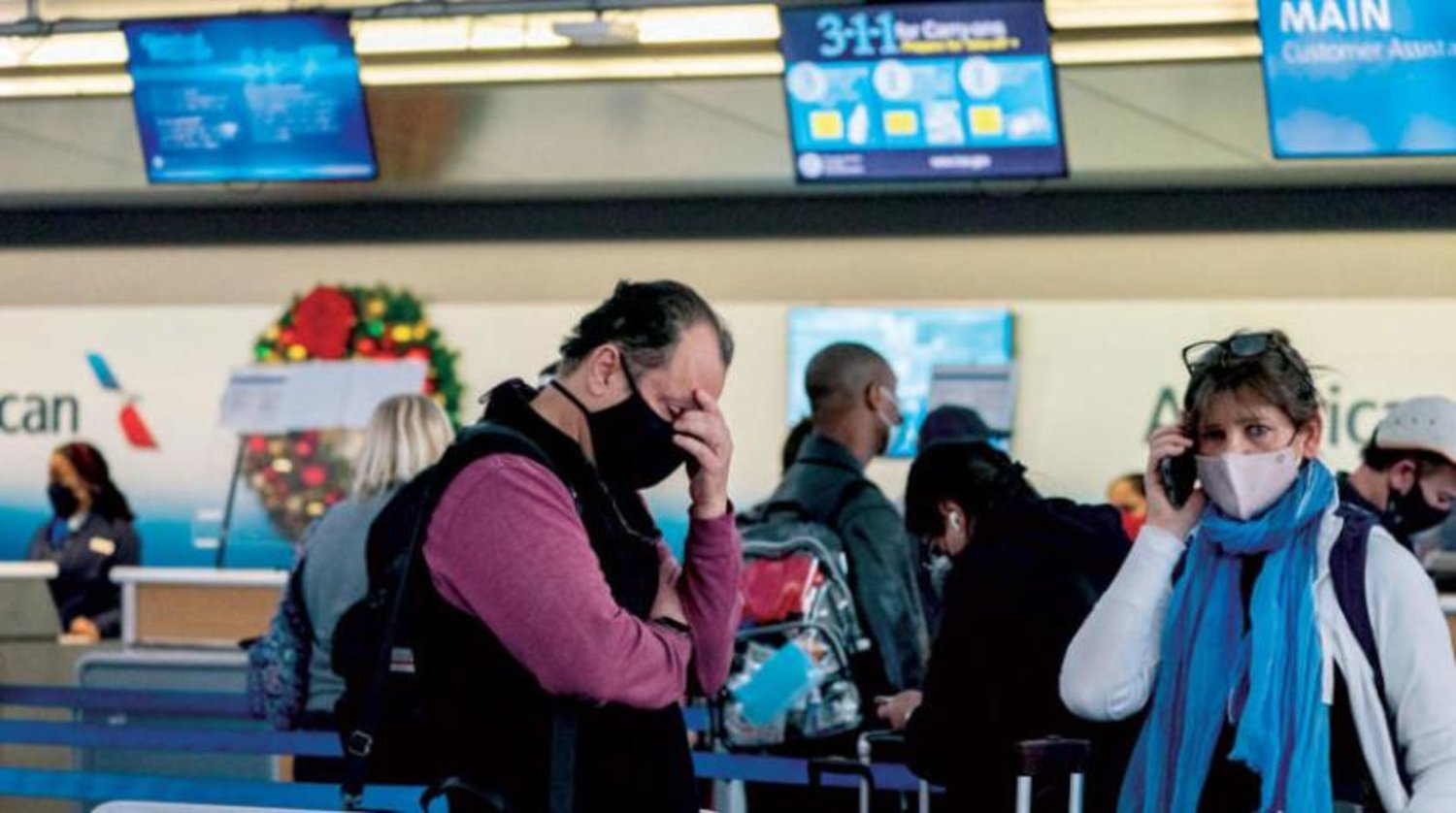 Dün John F. Kennedy Havalimanı’ndaki uçuşların ertelenmesi ile hayal kırıklığına uğrayan yolcular (Reuters)