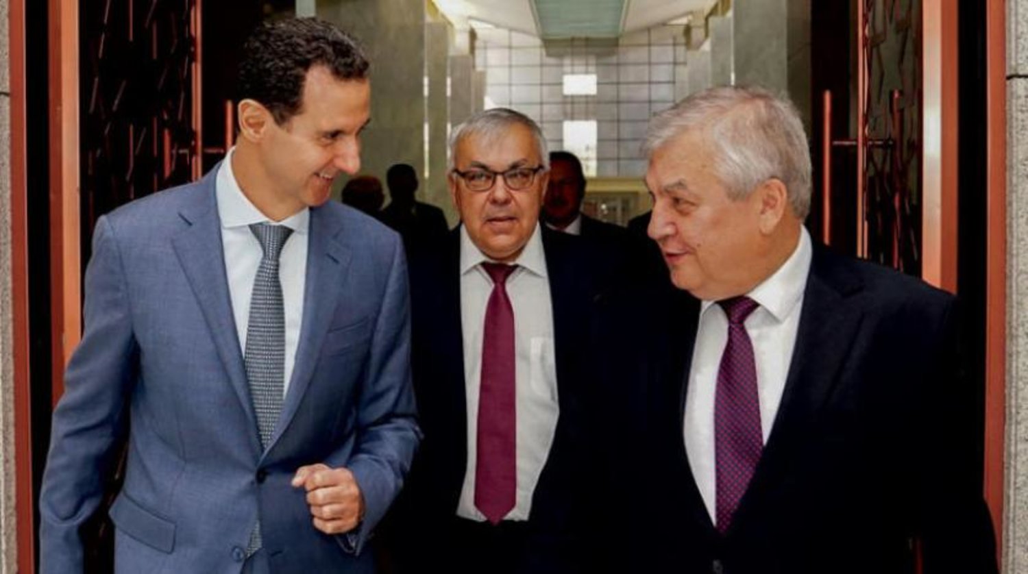 SANA haber ajansı tarafından dağıtılan, Suriye Devlet Başkanı Beşşar Esed'in Rusya Devlet Başkanlığı Suriye Özel Temsilcisi Aleksandr Lavrentyev ve Rusya Dışişleri Bakan Yardımcısı Sergey Verşinin (ortada) ile 17 Ekim'de Şam'da yaptığı görüşmeden bir kare (EPA)