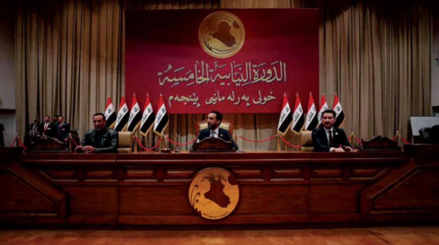 Irak Meclis Başkanı Muhammed el-Halbusi, pazar günü seçilen iki yardımcısı Hakim ez-Zamili ve Şahevan Abdullah’ın arasında oturuyor. (Reuters)