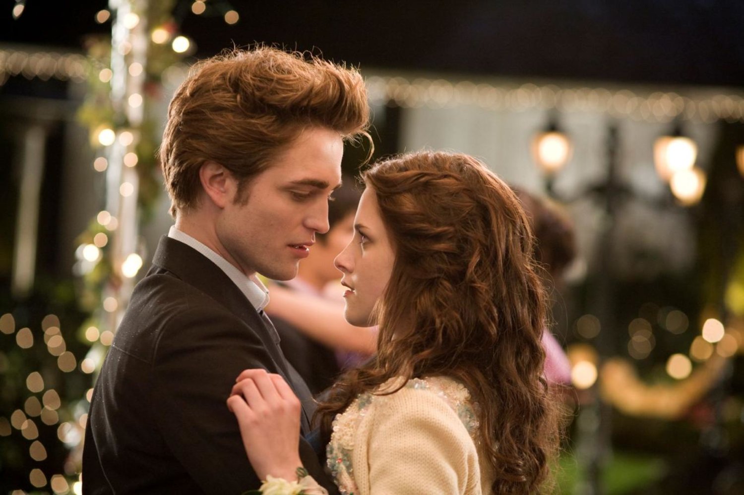 Robert Pattinson ve Kristen Stewart'ın başrollerini paylaştığı Alacakaranlık, Stephenie Meyer'in aynı isimli kitaplarından uyarlanmıştı (Summit Entertainment)
