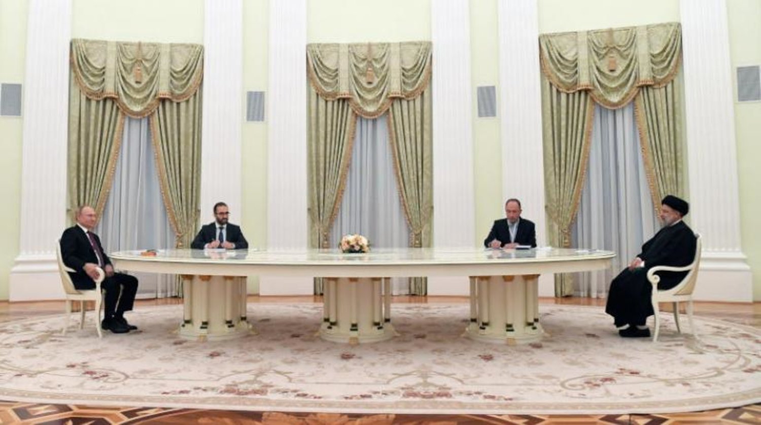 Rusya Devlet Başkanı Vladimir Putin, İranlı mevkidaşı İbrahim Reisi ile Moskova'da görüşürken (EPA)