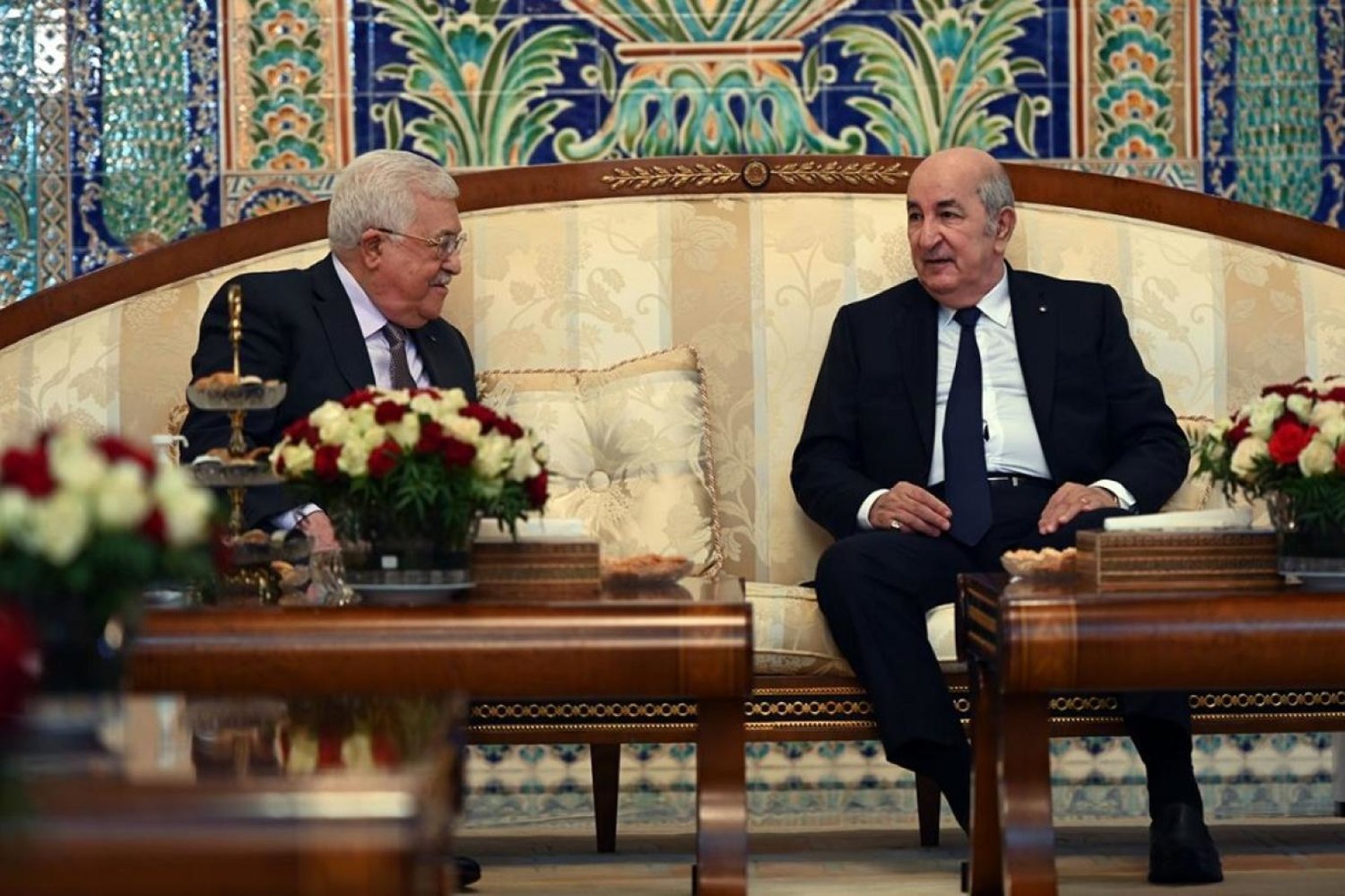  Filistin Devlet Başkanı Mahmud Abbas, geçen Aralık ayında Cezayir’de Cezayir Cumhurbaşkanı Abdülmecid Tebbun ile bir araya geldi (Wafa)