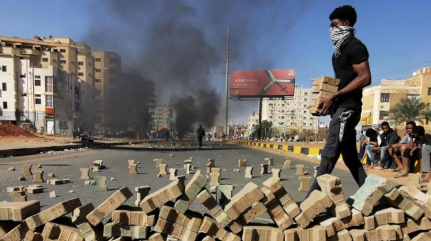Sudan’da göstericilerin silahlarından biri de başkent ve eyaletlerdeki ana caddeleri kapatmak. 