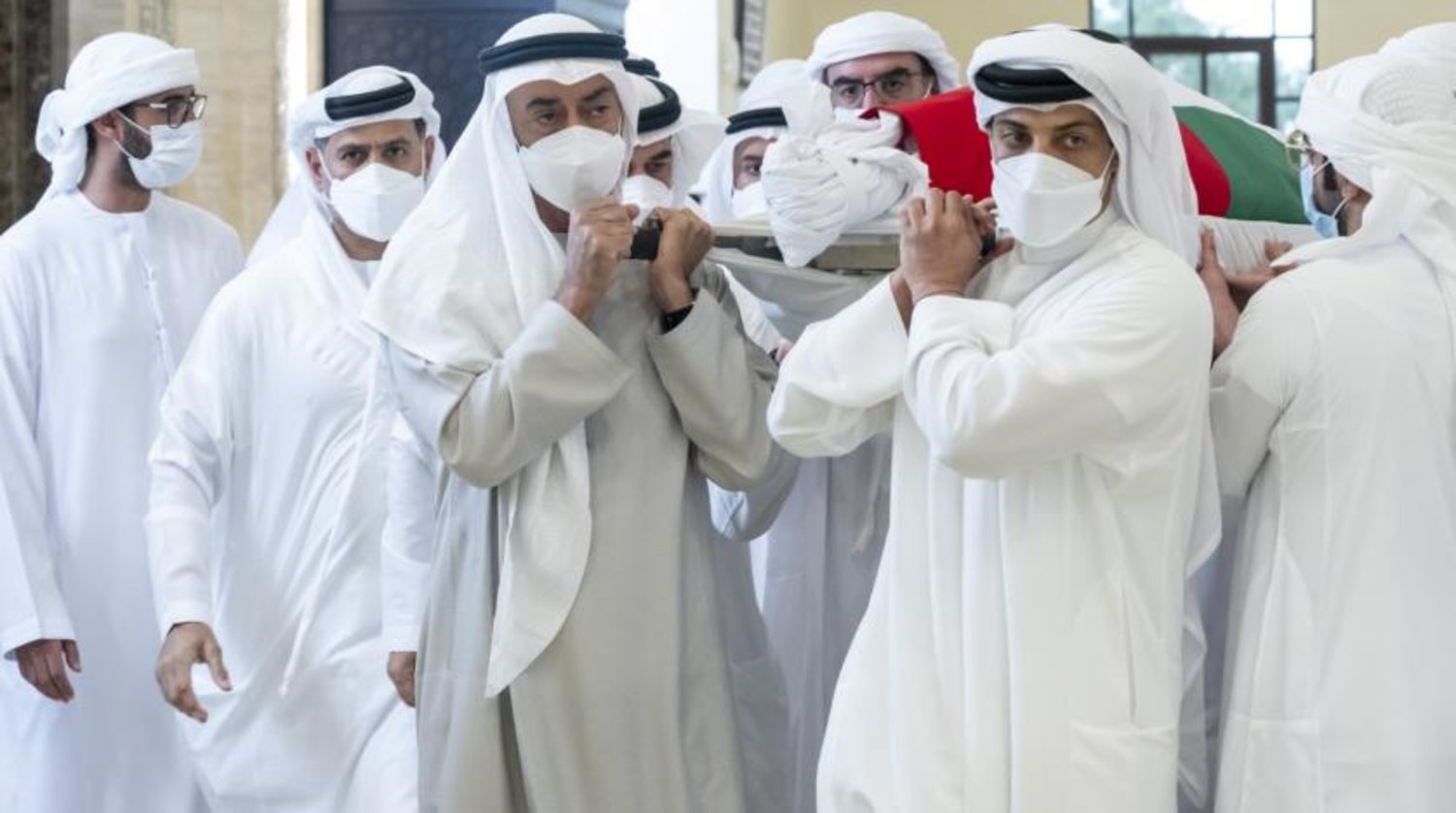 Abu Dabi Veliaht Prensi Şeyh Muhammed bin Zayed Al Nahyan ve diğer yetkililer, hayatını kaybeden BAE Devlet Başkanı Şeyh Halife bin Zayed Al Nahyan’ın mezarlığa taşırken (WAM)
