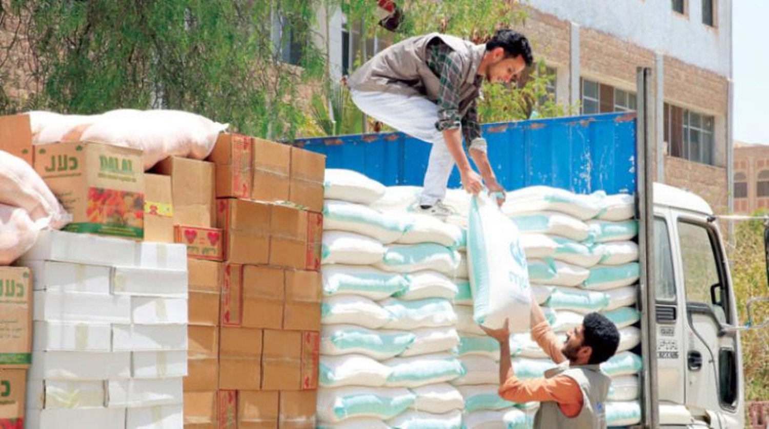 Sana'da yardım gönüllüleri çalışmalarını sürdürüyor. (EPA)