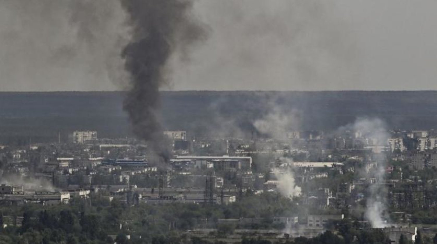 Rus ve Ukrayna güçleri arasındaki çatışmalar sırasında Severodonetsk şehrinde duman ve toz yükseliyor (AFP)
