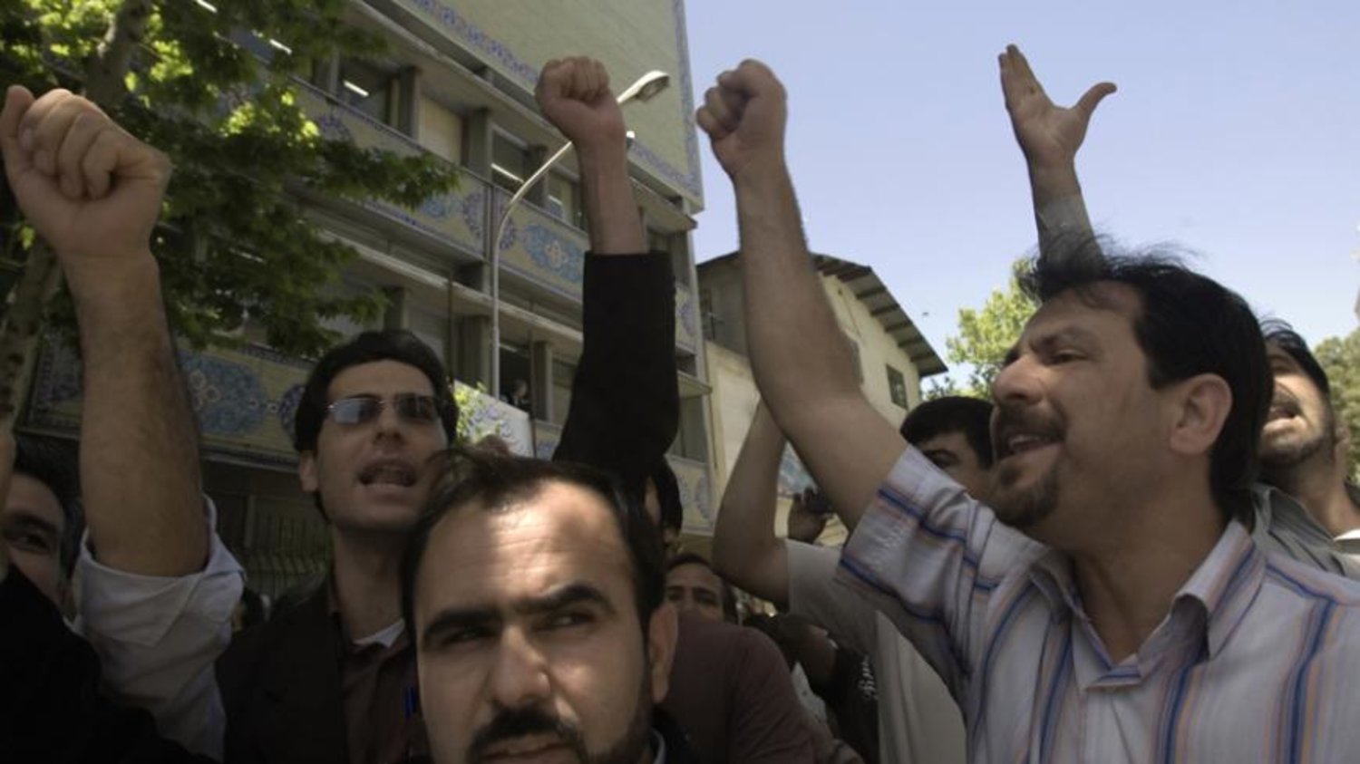 İran’da öğretmenler, maaşlarının artırılması için gösteri düzenleyerek hükümeti protesto ettiler. (Reuters)