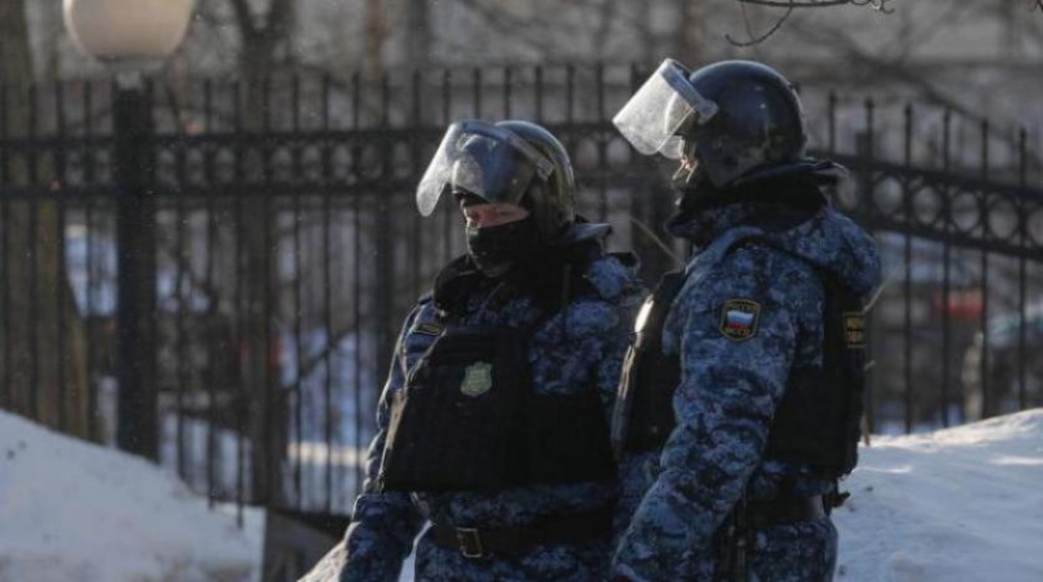 Moskova’daki bir mahkeme binasının önünde duran güvenlik güçleri (Reuters-Arşiv)