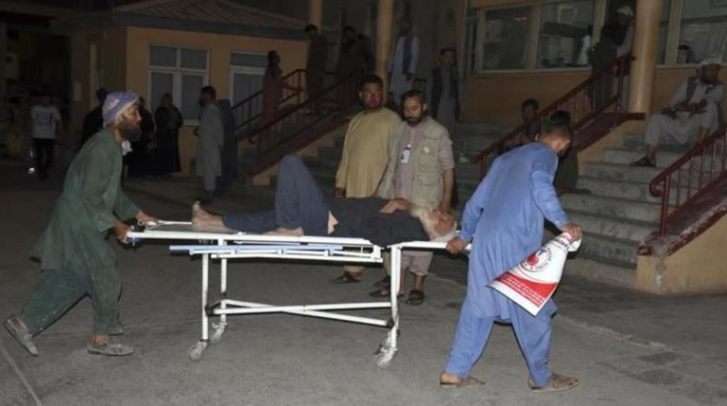 25 Mayıs’ta Mezar-ı Şerif kentinde meydana gelen patlamanın ardından bir kişi, hastaneye kaldırıldı (AFP)