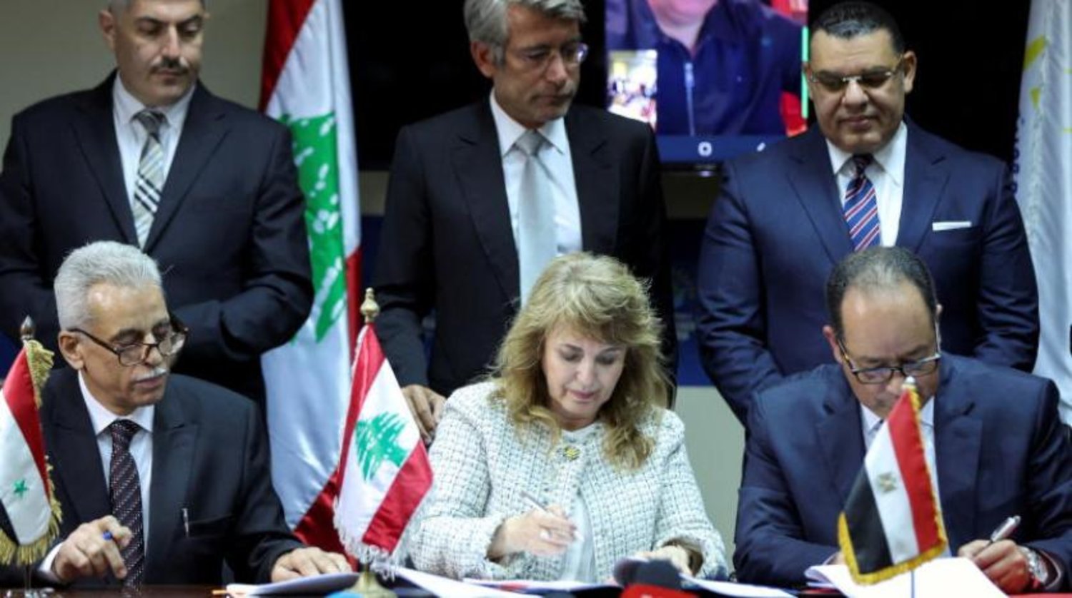 Lübnan Enerji Bakanlığı Petrol Tesisleri Genel Müdürü Aury Feghali (ortada), Mısır Doğal Gaz Holding Şirketi (EGAS) Yönetim Kurulu Başkanı Mecdi Celal (sağda) ve Suriye Genel Petrol Şirketi Genel Müdürü Nebih Khristen Beyrut'ta Enerji Bakanlığı'nda gaz ithalat anlaşması imzaladılar. (Reuters)