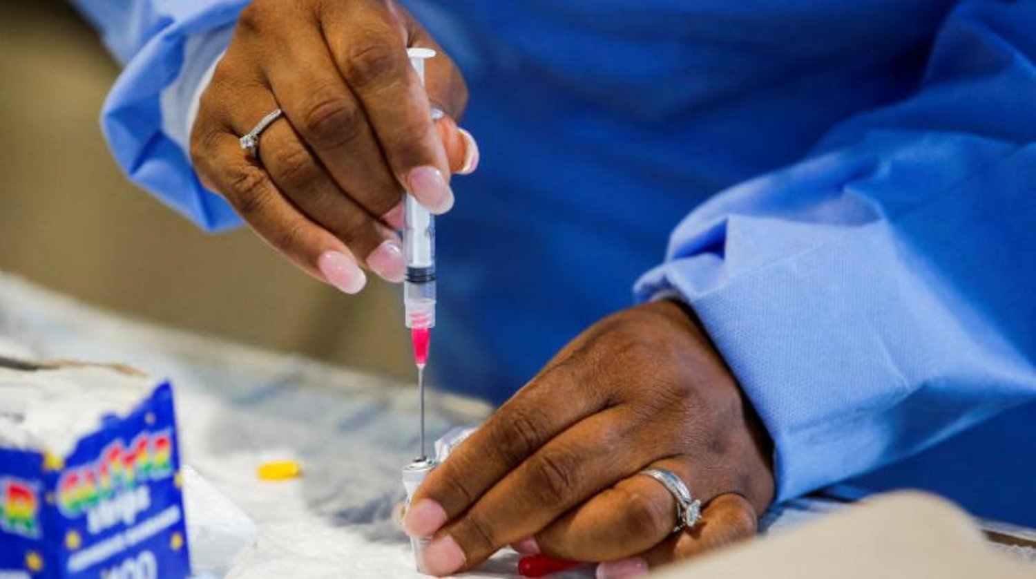 Westchester Tıp Merkezinde çalışan bir kişi, New York'taki maymun çiçeği aşı merkezinde aşı hazırlarken (Reuters)