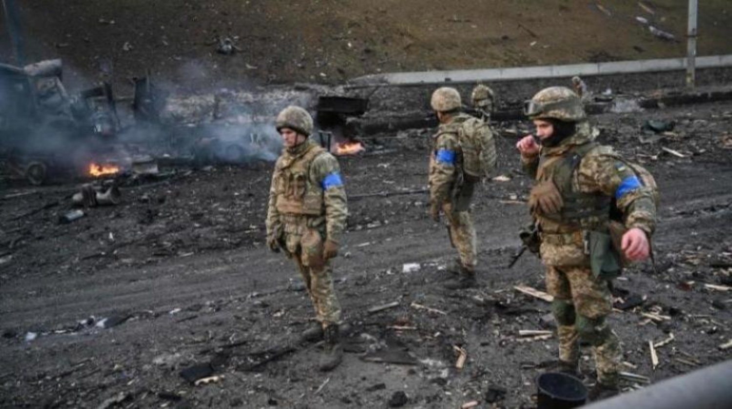 Ukrayna askerleri, Kiev’de Ruslarla çatışmalara tanık olan bir bölgede (AFP)