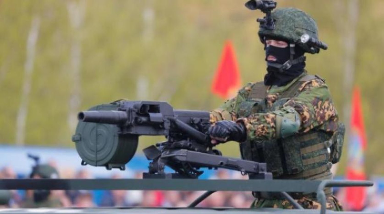 Askeri geçit törenine katılan bir Belarus askeri (Reuters-Arşiv)