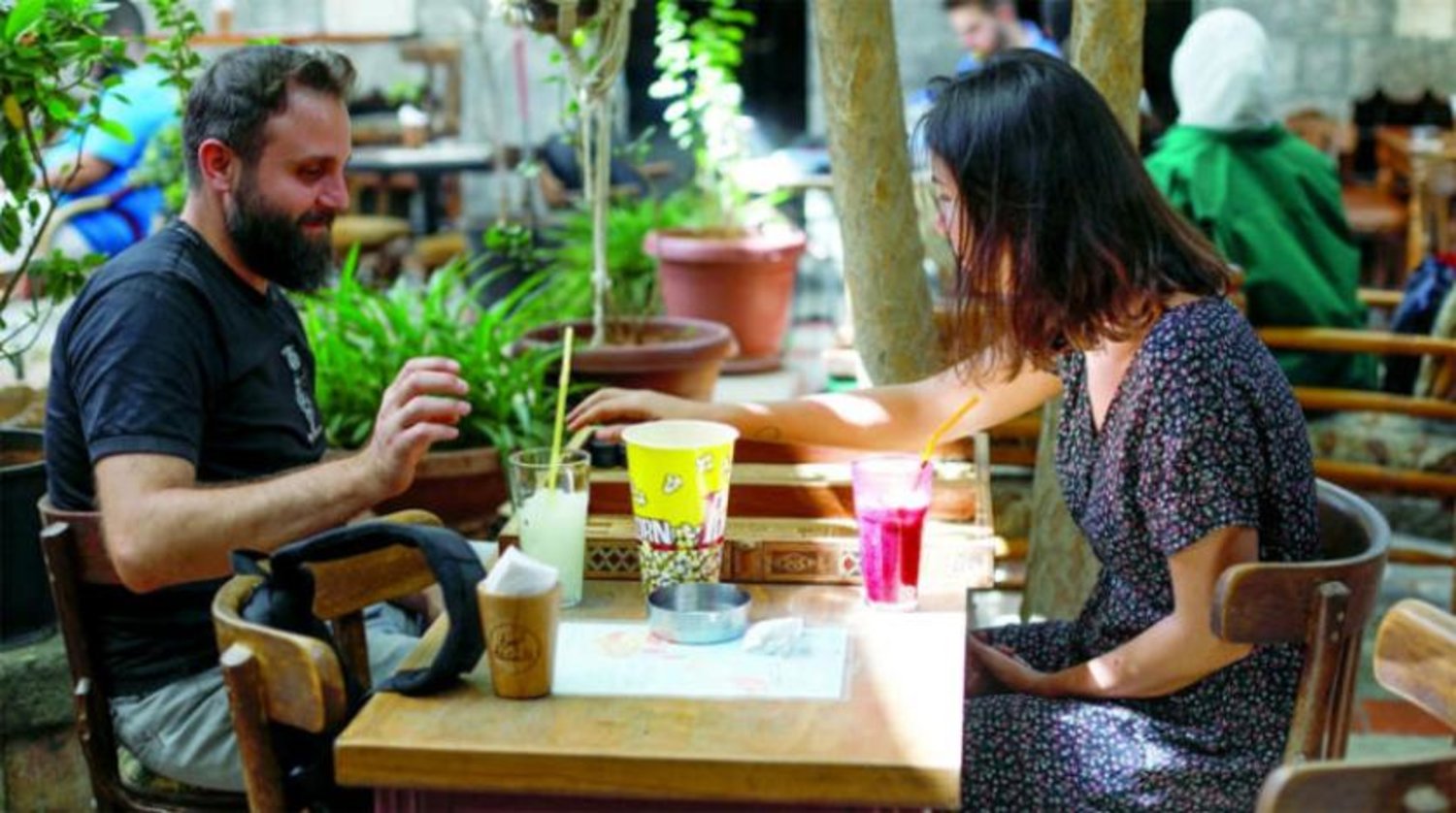31 Temmuz'da Şam'daki bir kafede tavla oynayan bir kadın ve bir erkek (Reuters)