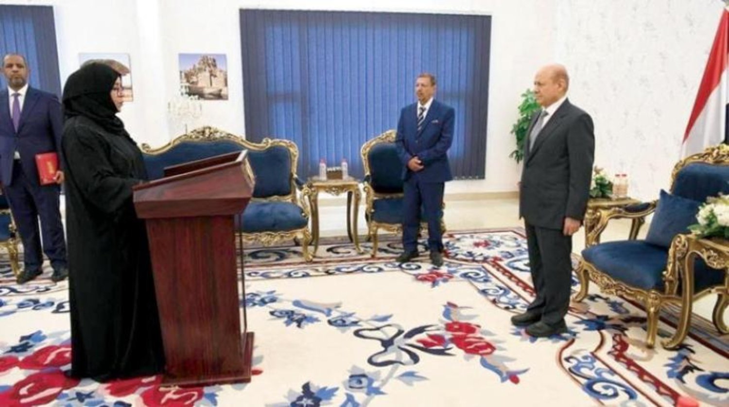 Sabah el-Alvani, Aden'de Yemen Başkanlık Konseyi Başkanı huzurunda yemin etti. (SABA)