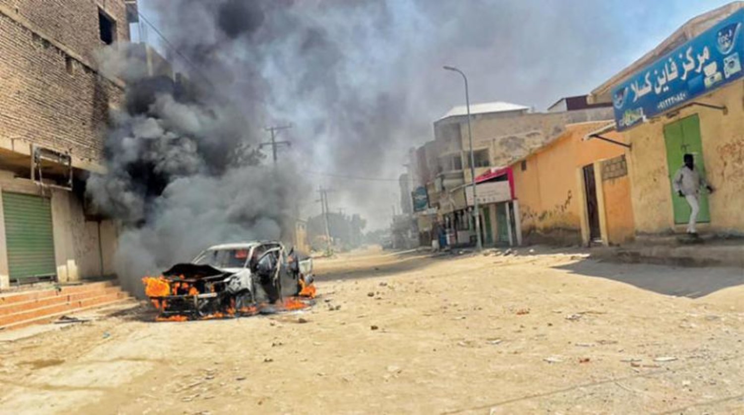 Kassala’da Hausa kabilelerinin 18 Temmuz’daki protestoları sırasında arabalar ateşe verildi. (AFP)