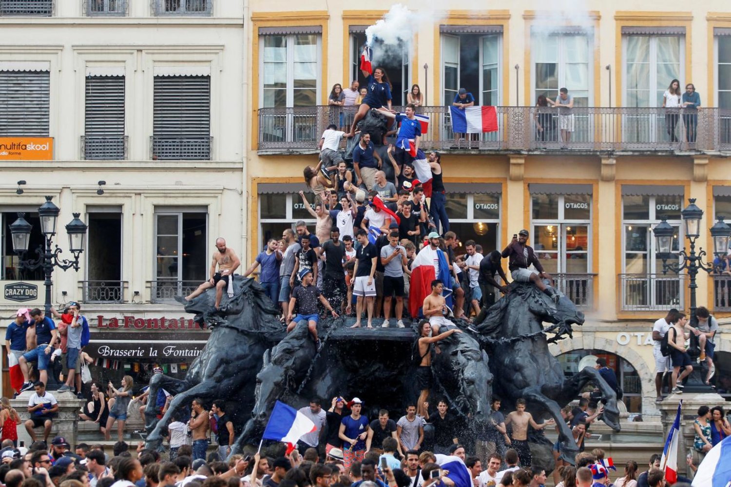 Fransızlar 2018'de Dünya Kupası zaferini kutluyor (Reuters)

