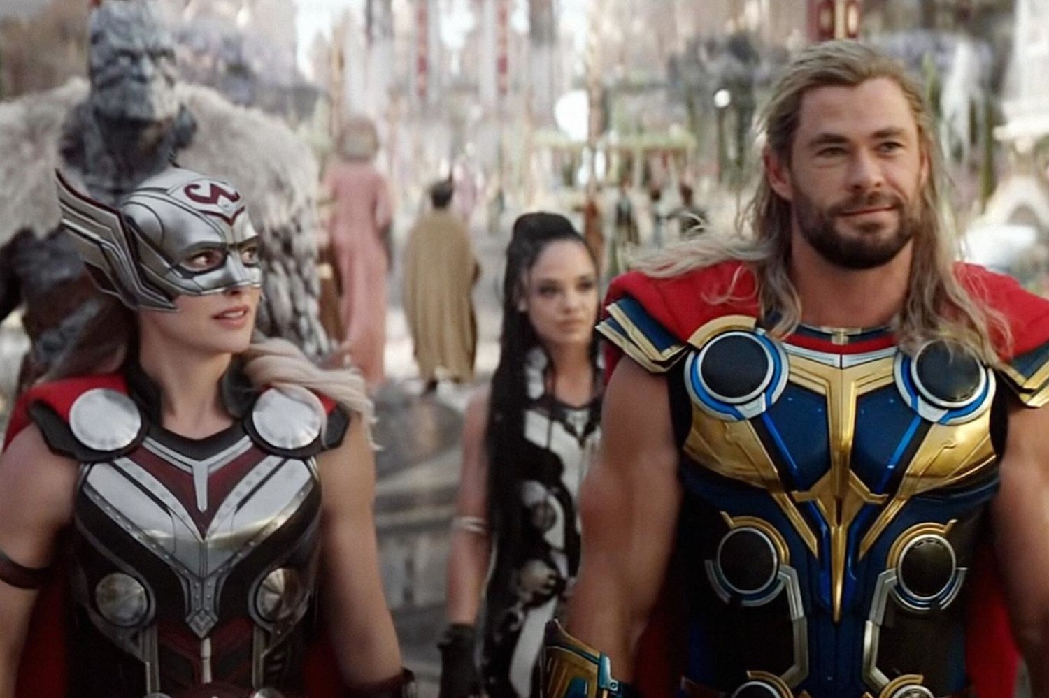 Thor: Aşk ve Gökgürültüsü'nde Chris Hemsworth'la birlikte Natalie Portman, Christian Bale gibi Hollywood yıldızları da yer aldı (Marvel)

