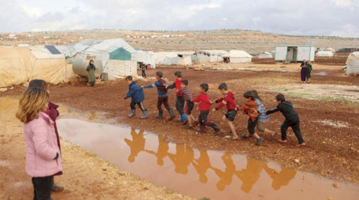 İdlib kırsalında yerinden edilmişler için kurulan kamptaki çocuklar zorlu koşullarda yaşıyor. (AFP)