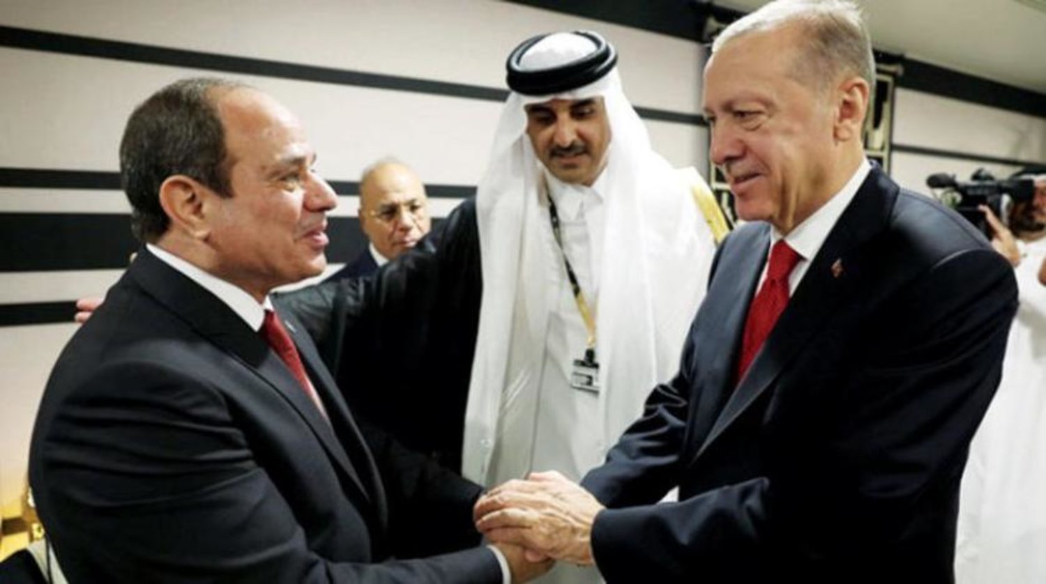 Cumhurbaşkanı Recep Tayyip Erdoğan ve Mısır Cumhurbaşkanı Abdulfettah es-Sisi Doha’da 2022 FIFA Dünya Kupası’nın açılış töreninde (AFP)