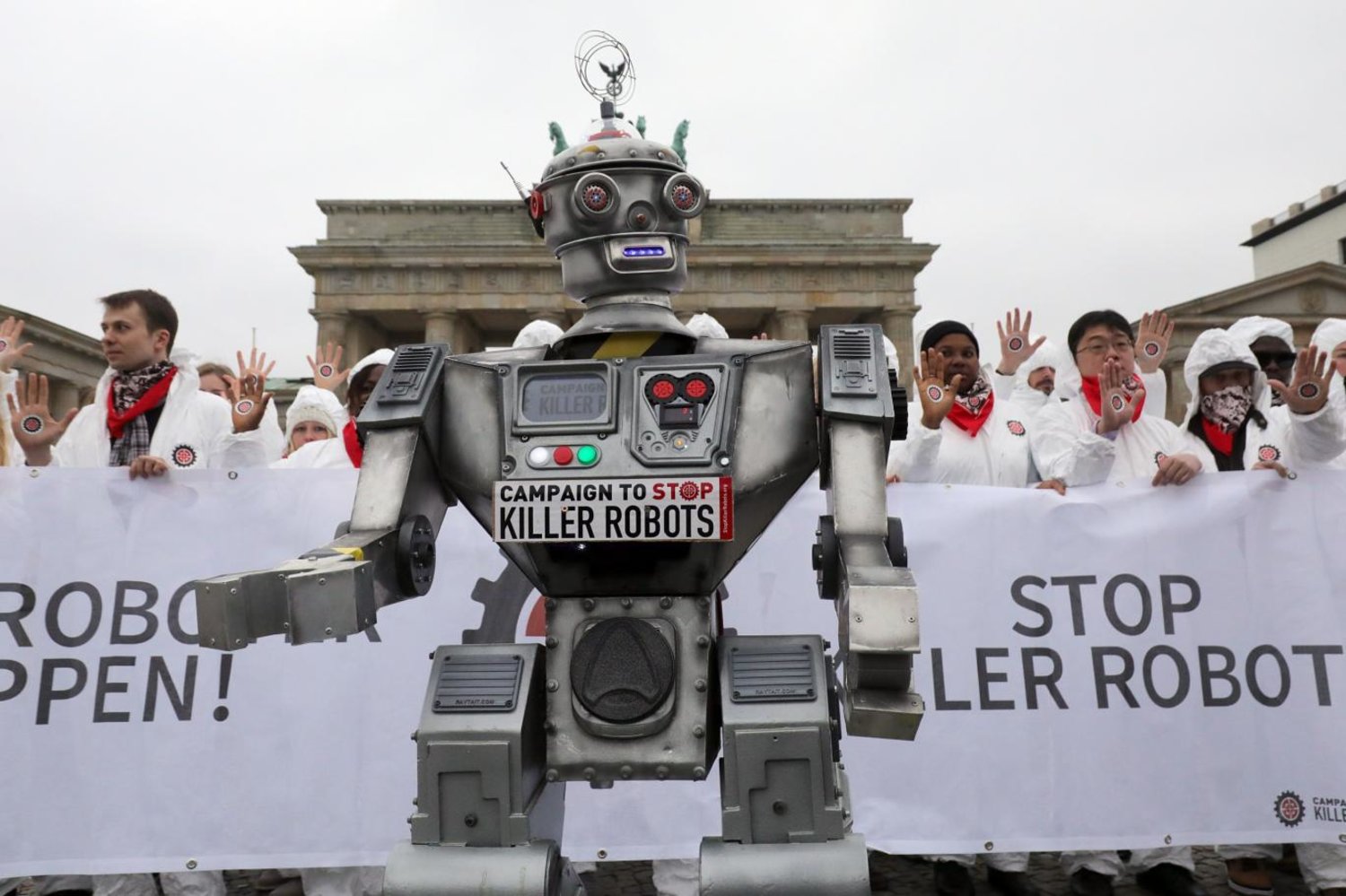 Alman sivil toplum kuruluşu "Facing Finance"in katil robotlar diye adlandırdıkları robotları yasaklama çağrısı yaptığı "Katil Robotları Durdurun" kampanyası kapsamında düzenlenen gösteriye katılanlar (AFP)

