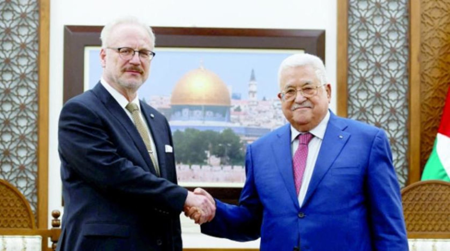 Abbas, Ramallah’taki görüşmelerinden önce Egils Levits ile tokalaşırken (Reuters)