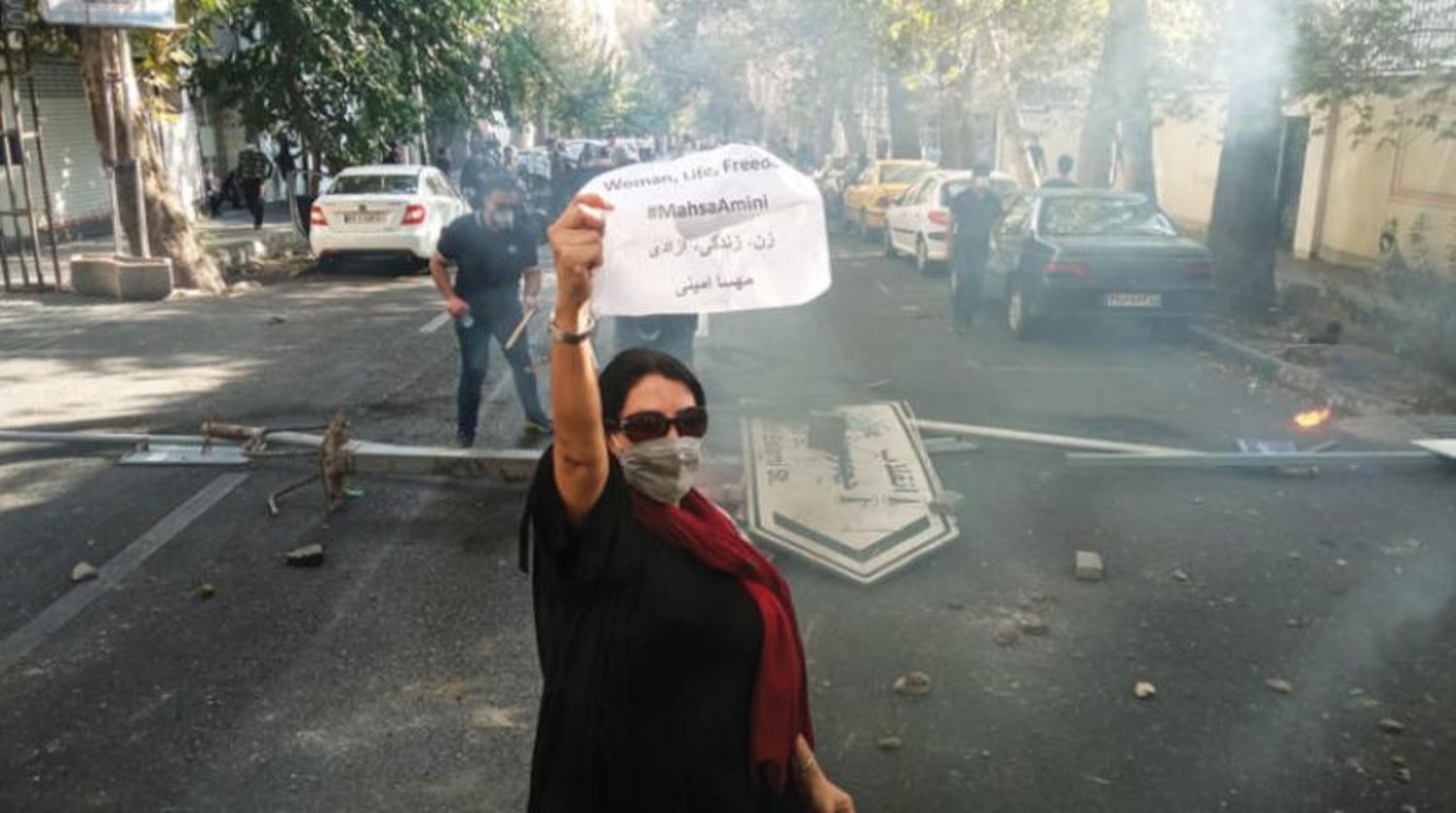 Ekim ayı başlarında Tahran'da Mahsa Amini'nin öldürülmesini protesto eden İranlı bir kadın (AP)