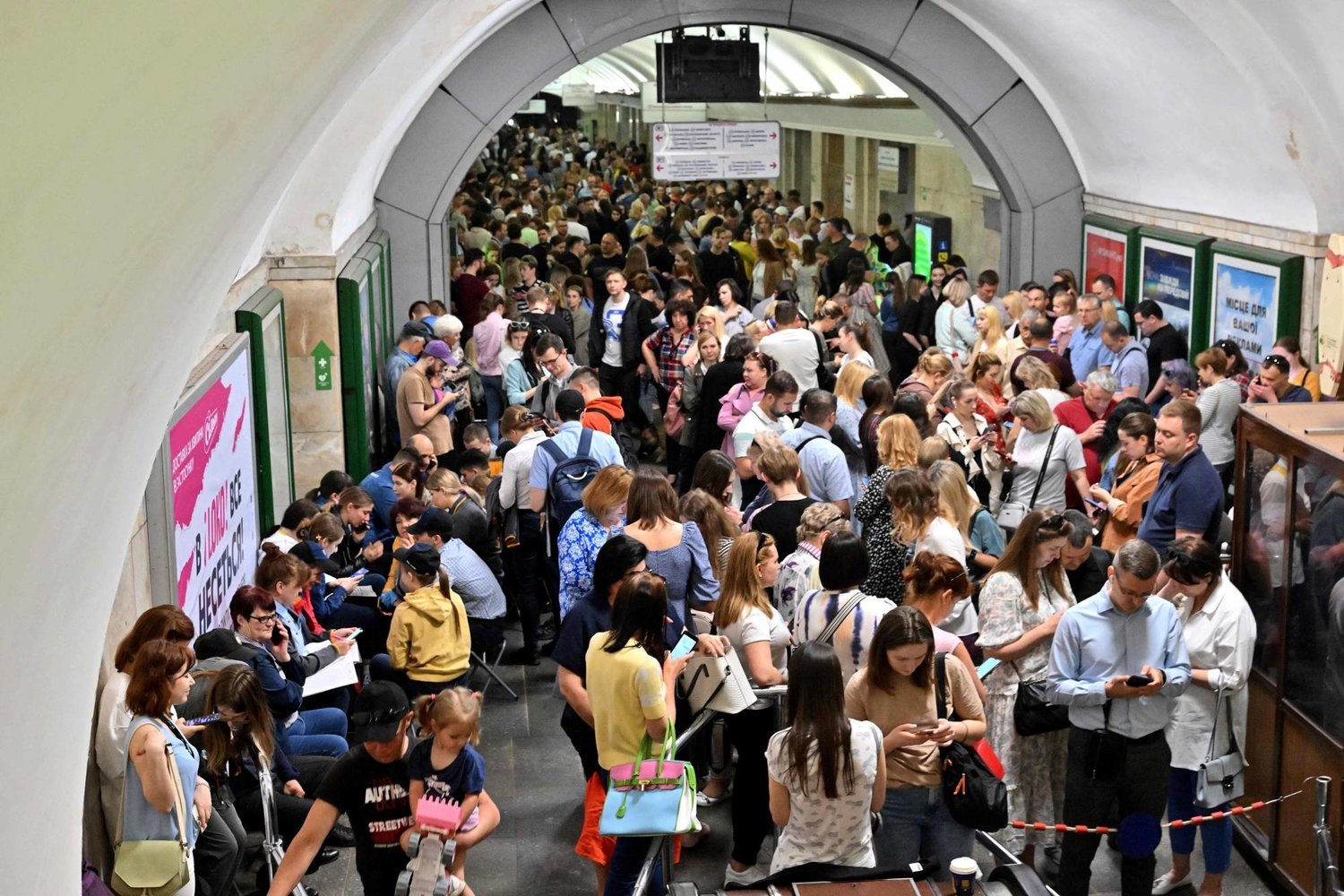 Kiev’deki bir metro istasyonu, 29 Mayıs’ta füze ve insansız hava aracı saldırıları sırasında vatandaşlarla doldu (AFP)