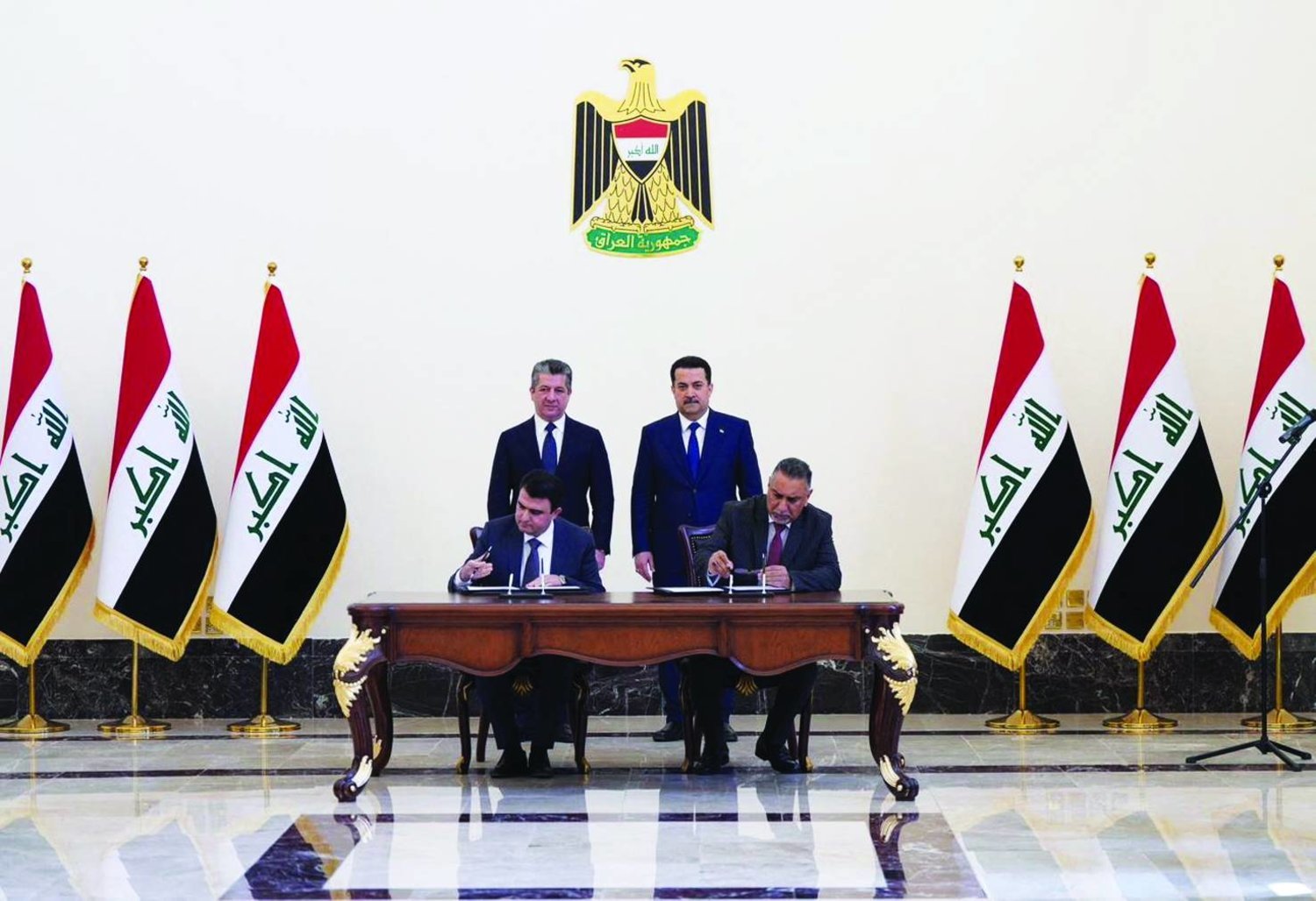 Sudani ve Barzani dün Bağdat'ta imzalanan anlaşma kapsamında bir araya geldiler. (Reuters)
