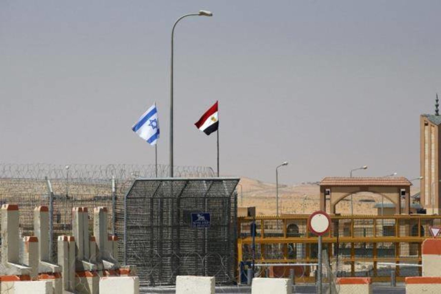 Sınır noktasındaki İsrail ve Mısır bayrakları (arşiv - Reuters)