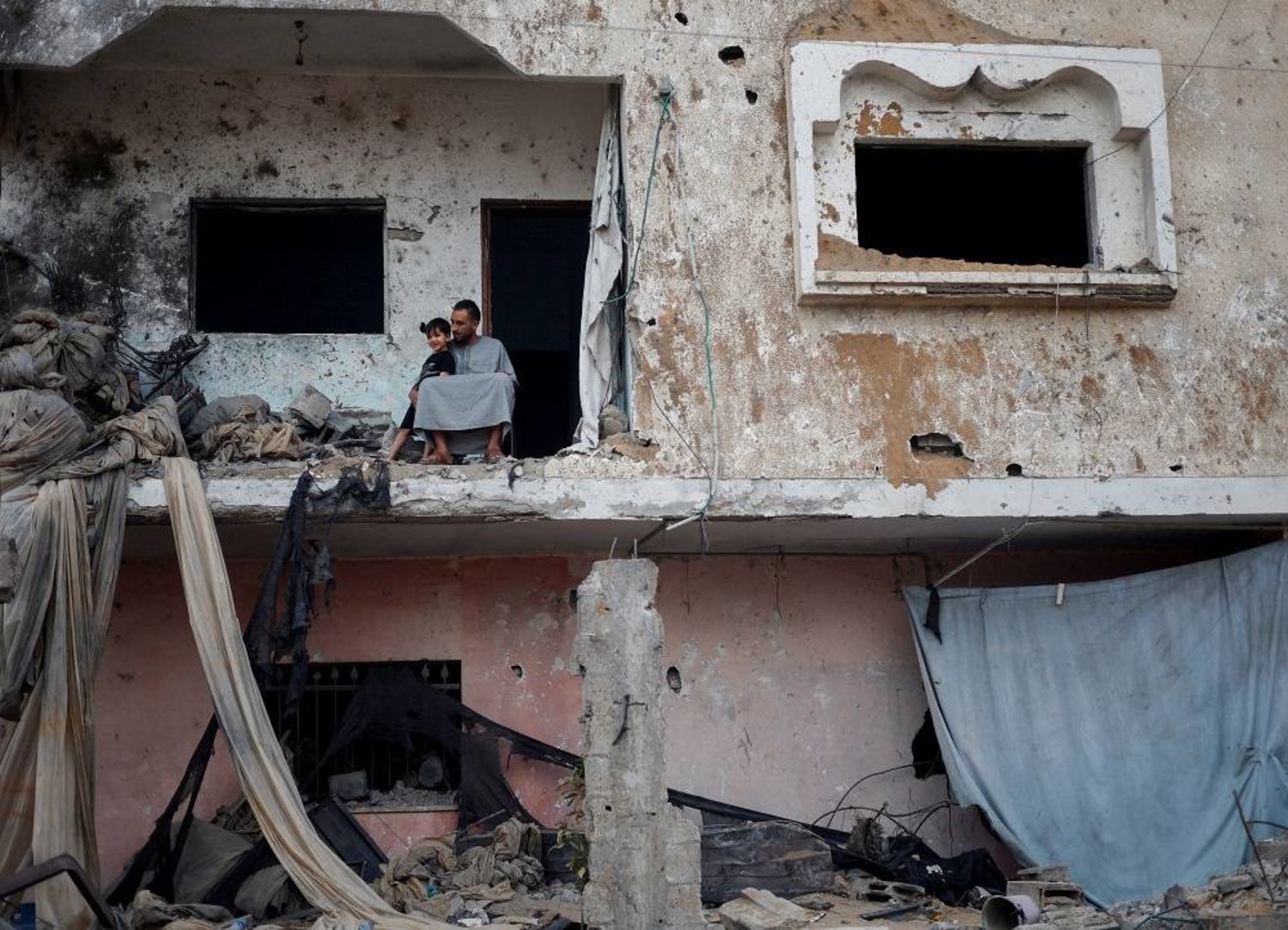 İsrail’in Gazze’deki hava saldırılarıyla yıkılan bir ev (Reuters)