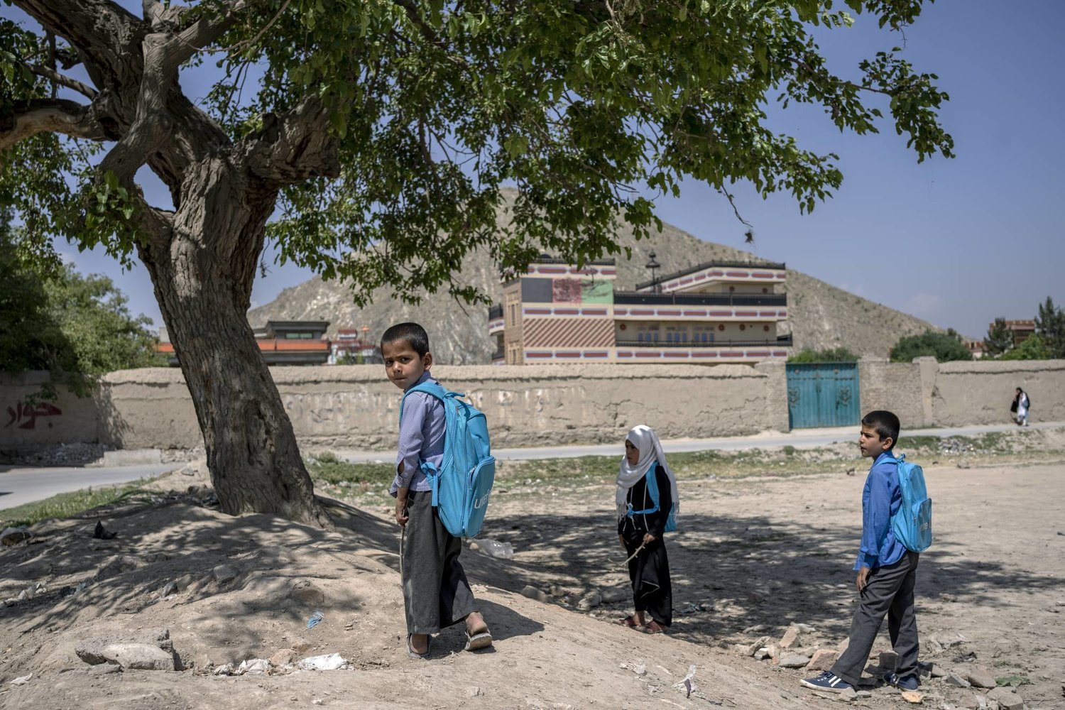 Kabil'de okuldan eve dönen Afgan çocuklar  (AP) 