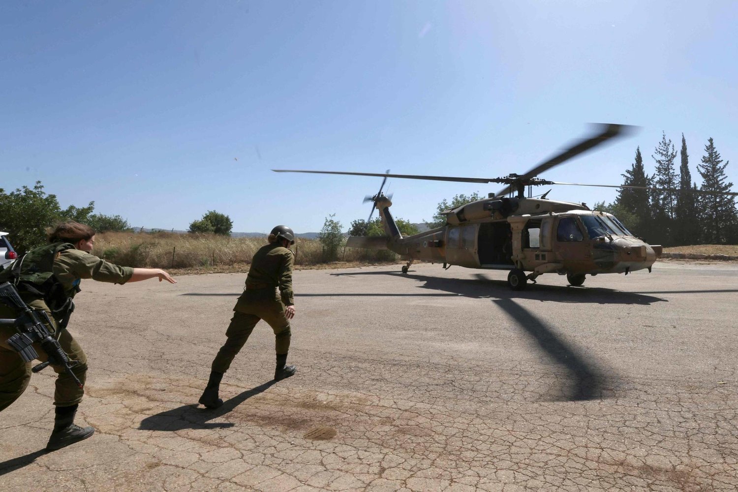 İsrail askerleri Lübnan sınırı yakınlarındaki bir kibbutzda  30 Mayıs tarihli “ezici yumruk” tatbikatında yer alırken. (AFP)
