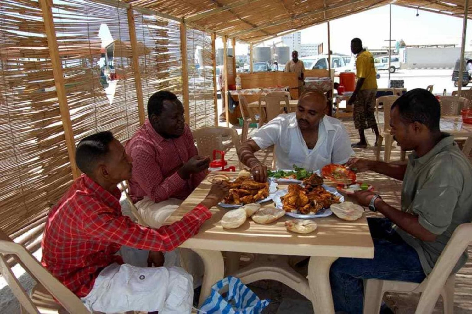 Hartum'daki savaşın yoğunlaşmasının ardından Kızıldeniz kıyısındaki Sakkala/İskele turistik restoranları popüler hale geldi (Hasan Hamid- Independent Arabia)