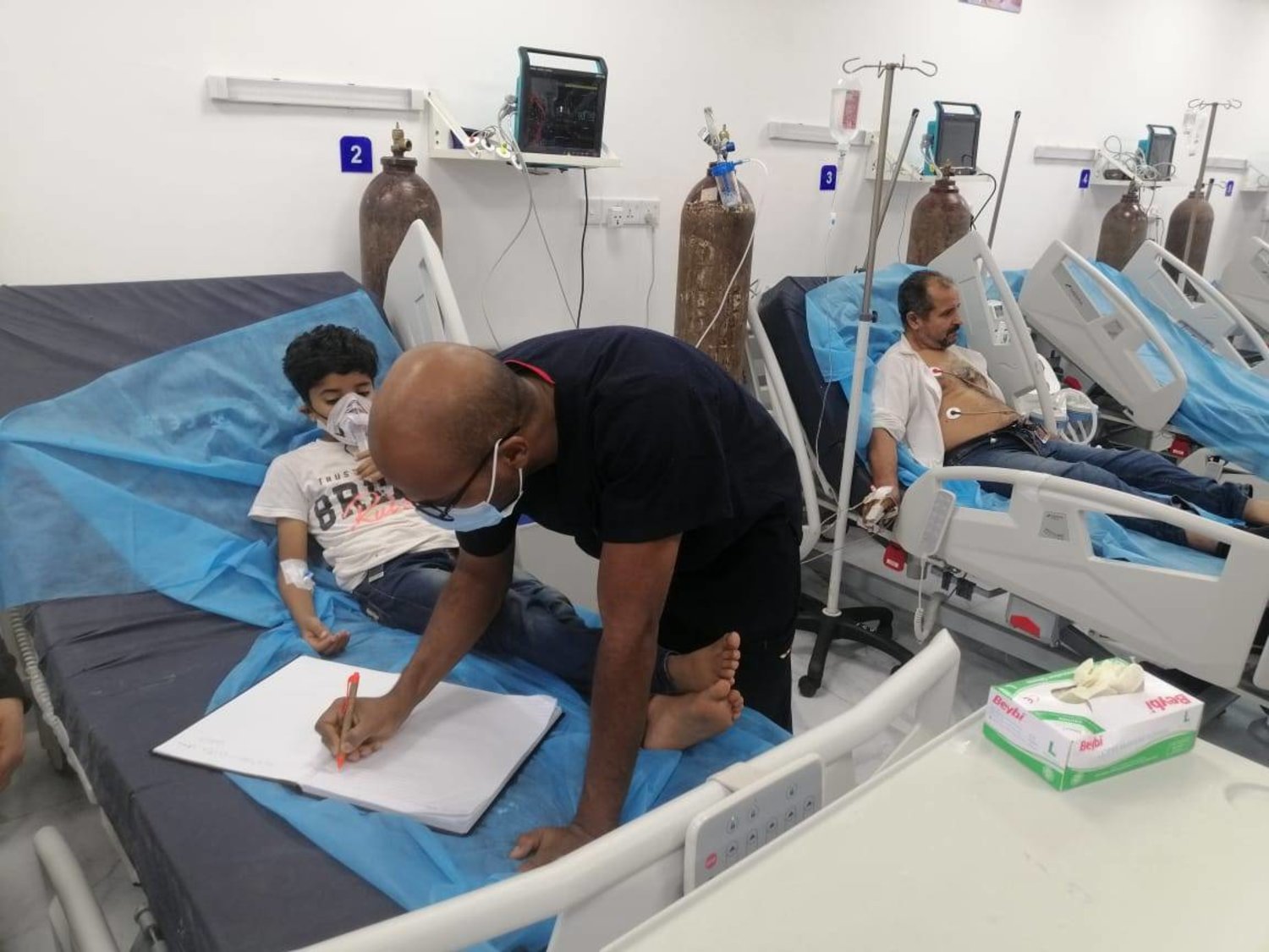 Dr. Celal Müftah Ahmed, Derne’deki hastalardan biriyle (Dr. Celal Muftah Ahmed)