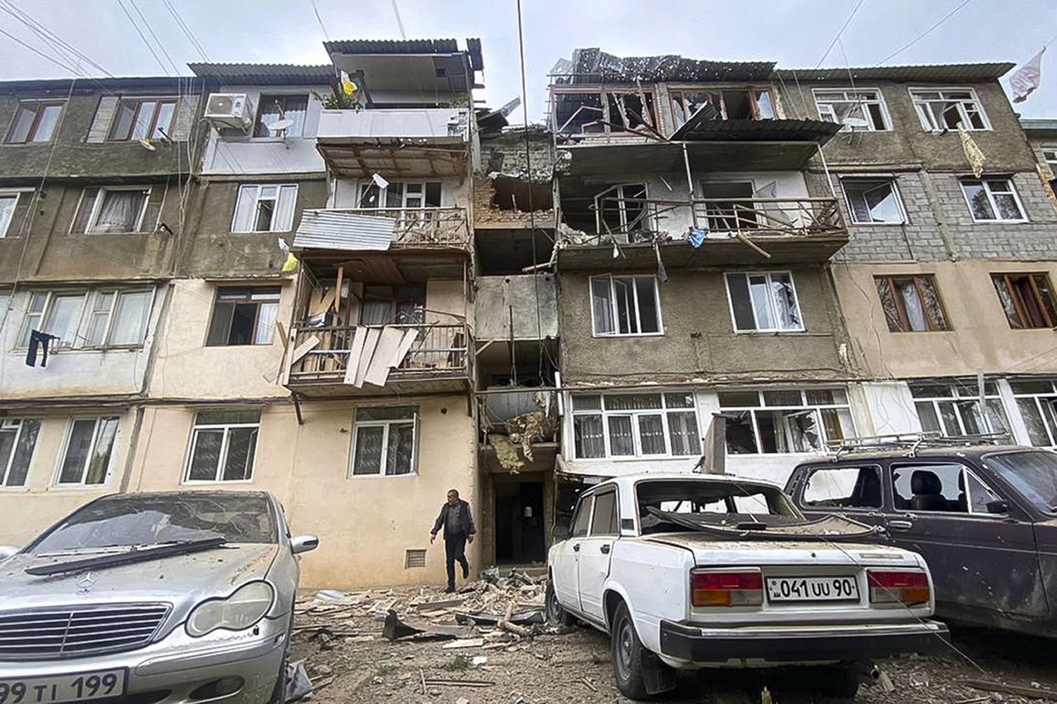 Dağlık Karabağ bölgesine düzenlenen bombardıman yıkıma yol açtı. (AP)