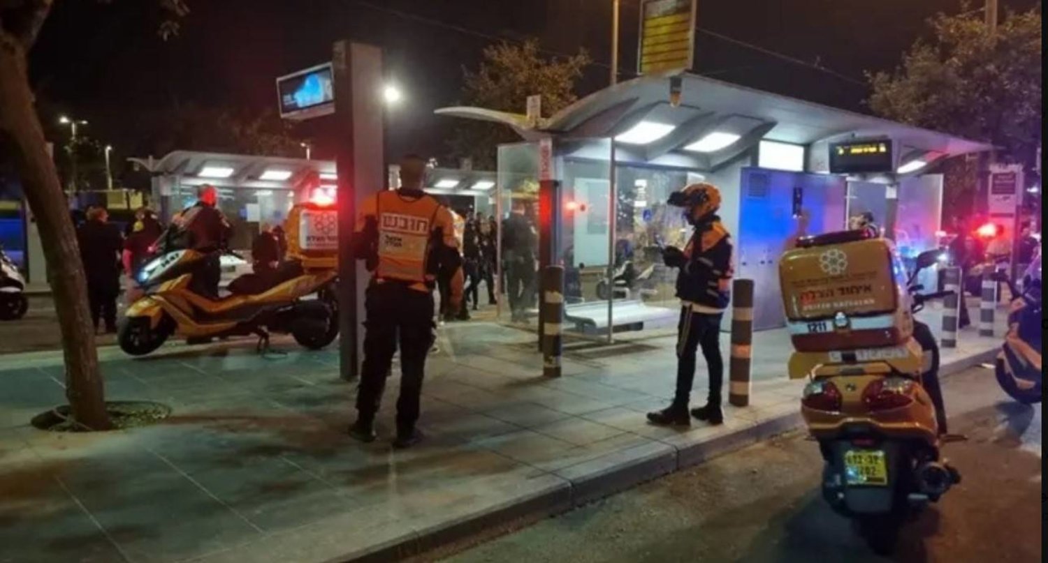 Kudüs’teki bir tramvay istasyonda İsrailli bir güvenlik görevlisi bıçaklandı. (İsrail Ambulans Birimi X platformu hesabı)
