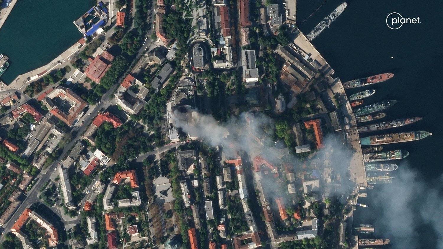 Uydu görüntüsü, Sivastopol’deki füze saldırısının ardından Karadeniz'deki Rus Donanması karargahından yükselen dumanları gösteriyor ( Reuters)