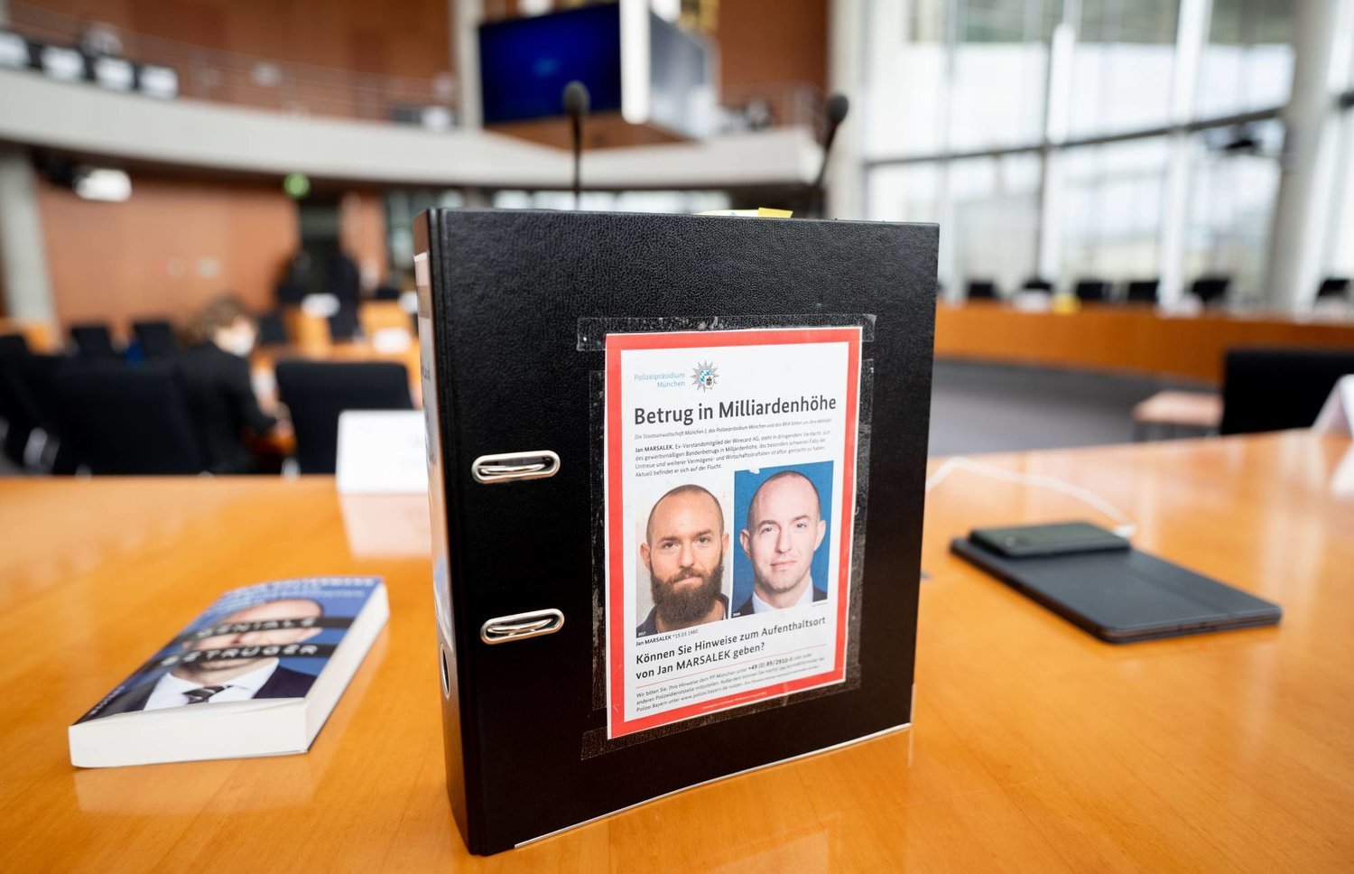 Alman Parlamentosu (Bundestag) üyelerinden birine ait bir dosyada, Almanya merkezli Wirecard şirketinin eski mali işler sorumlusu Jan Marsalek’in fotoğrafı yer alıyor (DPA)