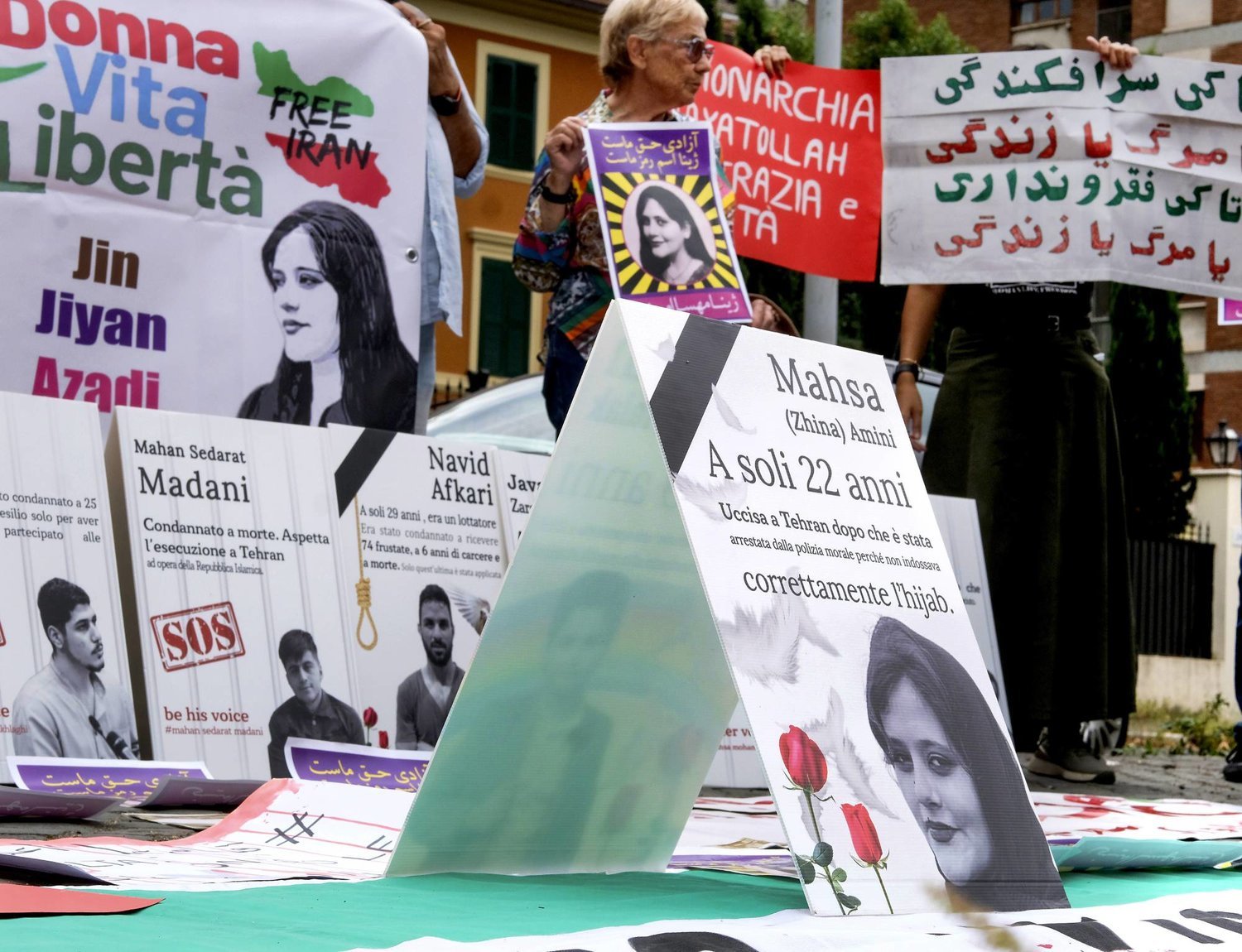 Mahsa Amini’nin ölümünün birinci yıl dönümünde, 16 Eylül’de Roma’da anma gösterileri düzenlendi. (AP)