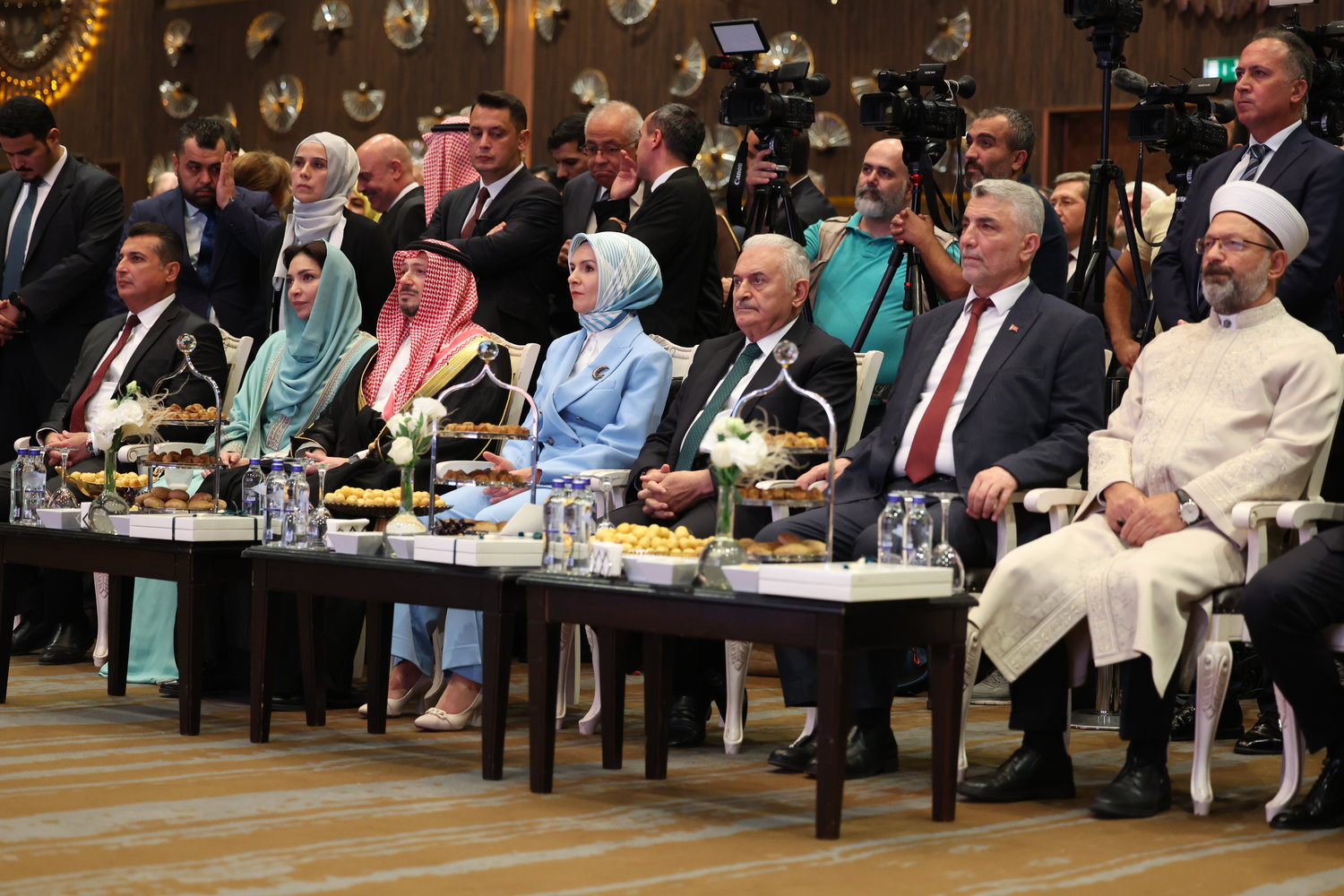 Resepsiyona, Aile ve Sosyal Hizmetler Bakanı Mahinur Özdemir Göktaş (ortada), Ticaret Bakanı Ömer Bolat (sağ 2), AK Parti Genel Başkanvekili Binali Yıldırım (sağ 3), Suudi Arabistan'ın Ankara Büyükelçisi olarak atanan Fahad bin Assaad Abu Al-Nasr (sol 3), Diyanet İşleri Başkanı Ali Erbaş (sağda) ve çok sayıda davetli katıldı (AA)