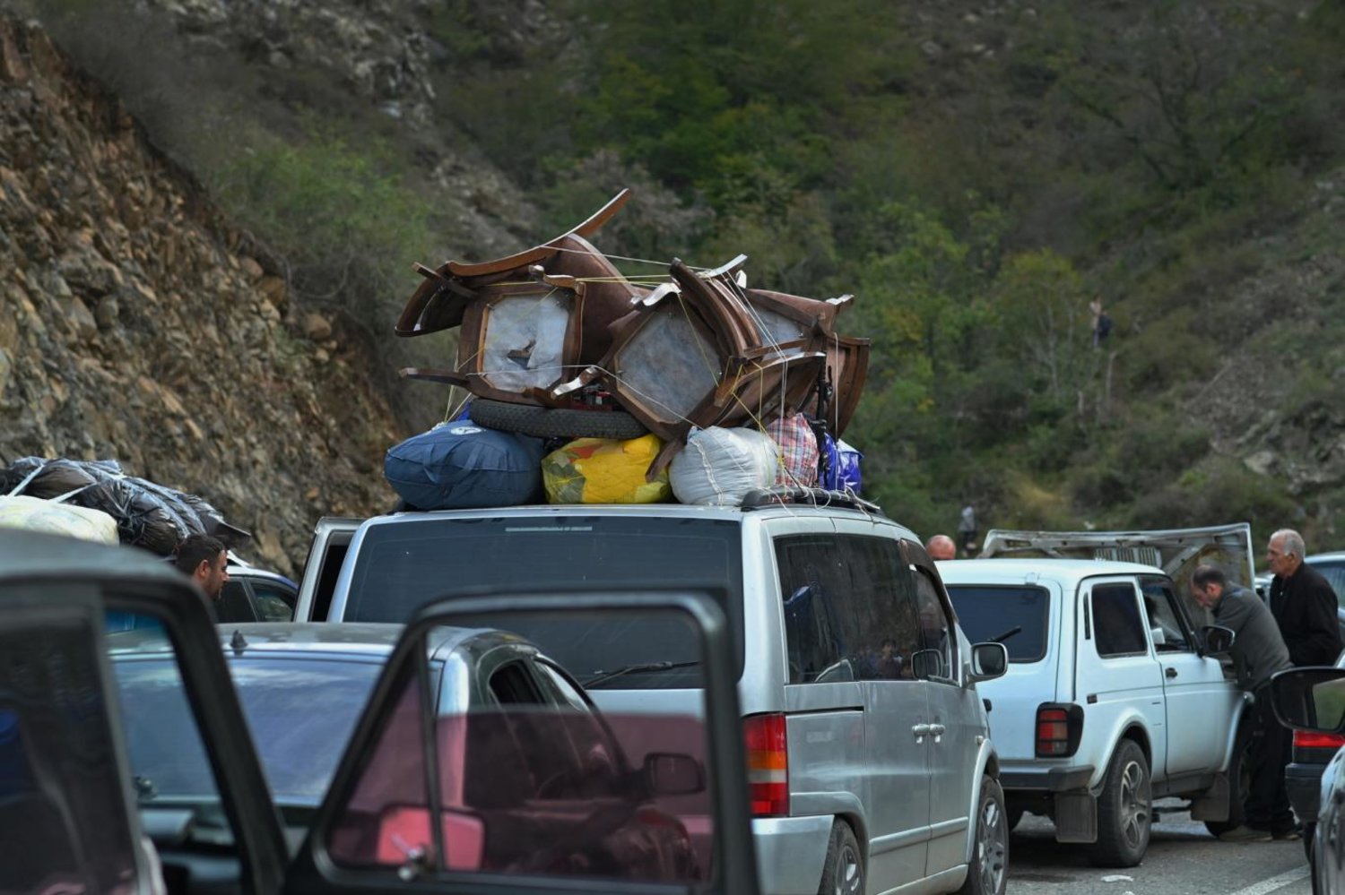 Karabağ'ı terk eden Ermenilerin araçları, yolda uzun kuyruklar oluşturdu (Reuters)