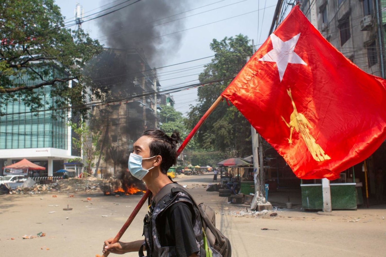 Cuntaya karşı 2021'de düzenlenen protestolarda göstericiler, devrik lider Su Çi'nin partisi Ulusal Demokrasi Birliği'nin bayrağını taşımıştı (Reuters)