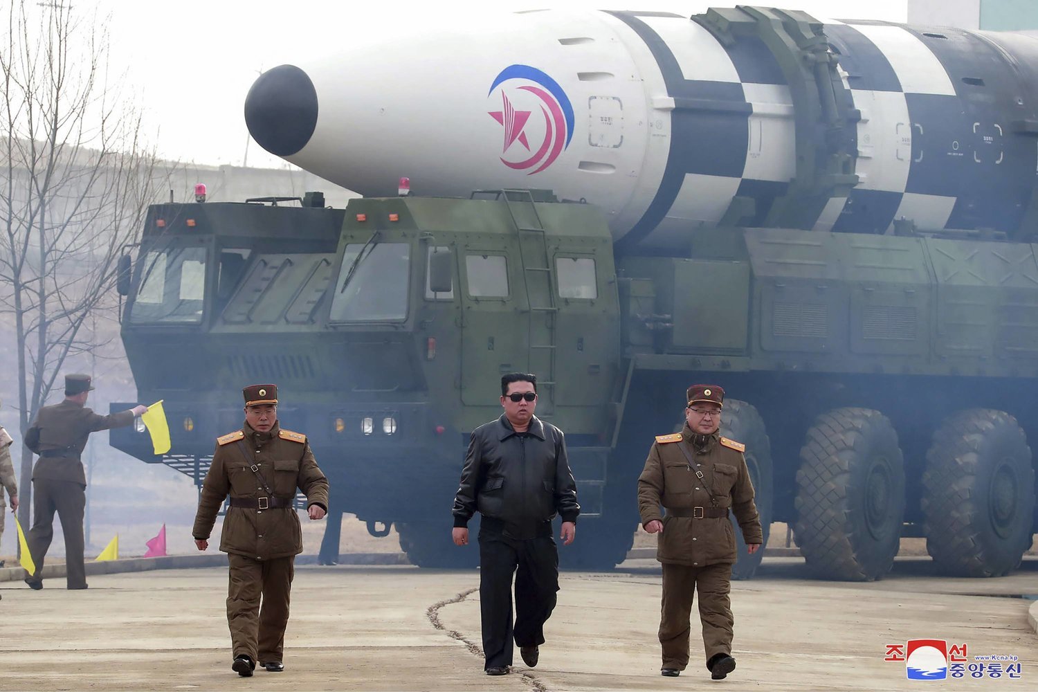 Kuzey Kore lideri Kim Jong-un (ortada), 24 Mart 2022'de Hwasong-17 kıtalararası balistik füzesini inceliyor. (AP)
