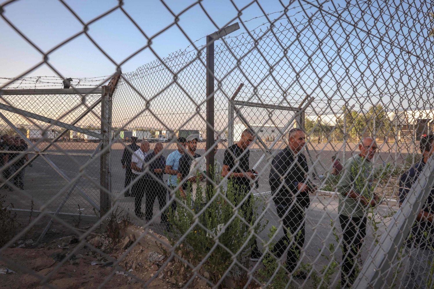 28 Eylül’de Erez Sınır Kapısı’nın yeniden açılmasının ardından İsrail’e giren Gazze Şeridi’ndeki Filistinli işçiler (AFP)